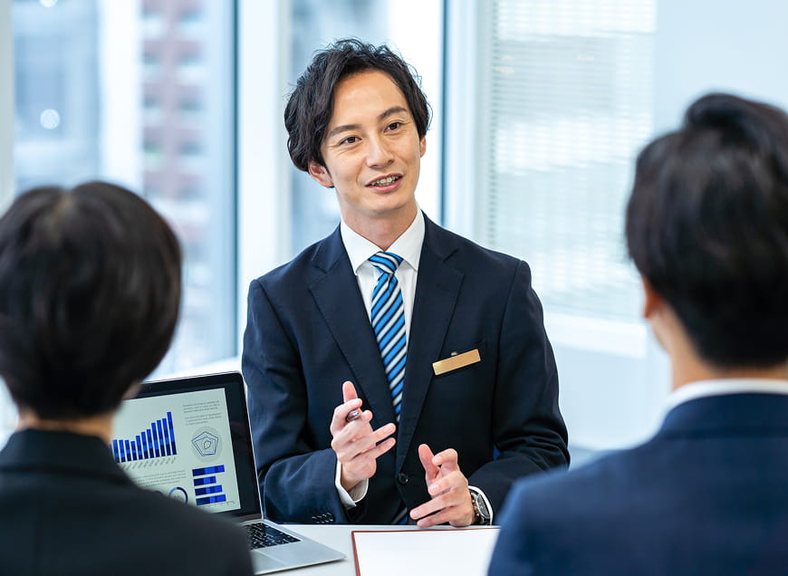 無料コンサルティングにて担当者が話している様子